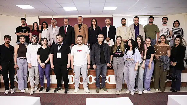 Genç iletişimciler usta gazetecilerle buluştu