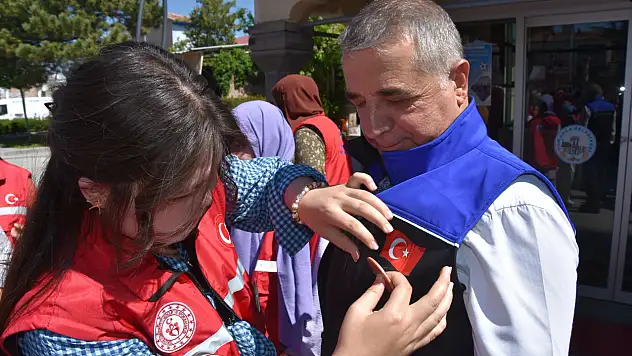 Gençlerden Başkan Koç'a sürpriz ziyaret! Yakasına takılan rozetin anlamı dikkat çekti