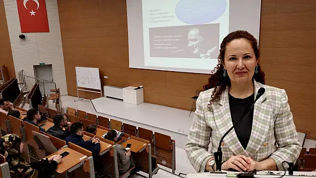 'Gerçekçi Umut' ERÜ'de konuşuldu: Prof. Dr. Demirci, teknoloji ve dijital çağın getirdiklerine dikkat çekti!