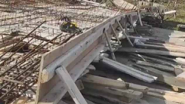 Göçükte 3 kişi yaralı olarak kurtarıldı