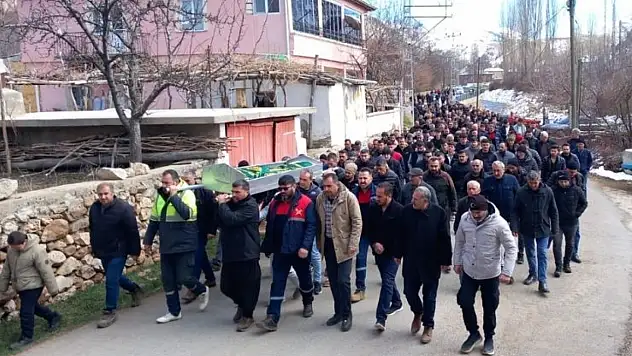 Göçükte hayatını kaybeden madenciye vefa: Arkadaşları cenazeyi 2 kilometre omuzlarında taşıdı