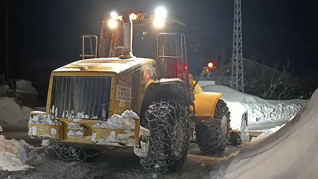 Göksun'un kırsalında kar mesaisi sürüyor