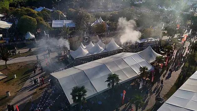 Adana'da kebaplardan çıkan dumanlar gökyüzünü kapladı!