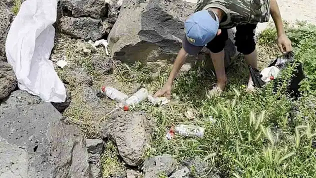 Çocuk çobandan insanlığa çevre dersi: Siz kirletiyorsunuz, ben topluyorum