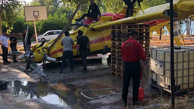 Adana'da göle düşen uçağın enkazının çıkartılma görüntüleri paylaşıldı