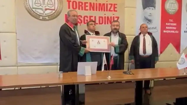 Görme engelli öğretmen azmiyle herkese örnek oluyor! 21 yıl sonra avukat oldu!