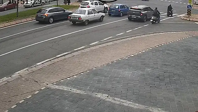 Kayseri'de sol şeritten sağa dönmeye çalıştı: Kazayı beraberinde getirdi!