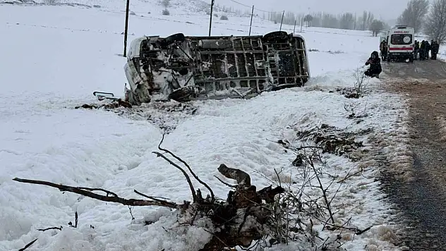 Buzlanan yolda kontrolden çıkan servis devrildi: 14 yaralı