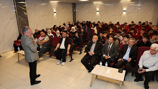 Hacılar Belediye Başkanı Bilal Özdoğan gençlerle kariyer söyleşisinde buluştu