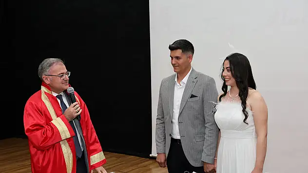 Hacılar'da aşk kazandı: Nikah salonunda çifte sevinç