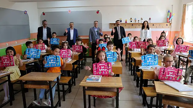 Hacılar'da karne sevinci! Başkan Özdoğan öğrencilerin mutluluğuna ortak oldu