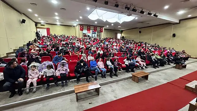 Hacılar'da sömestir neşesi: Hacivat ile Karagöz sahneye çıktı