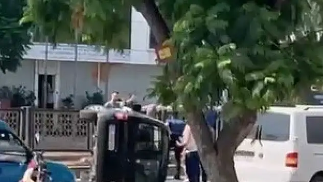 Adana'da kafif ticari araç devrildi: O anlar kamerada