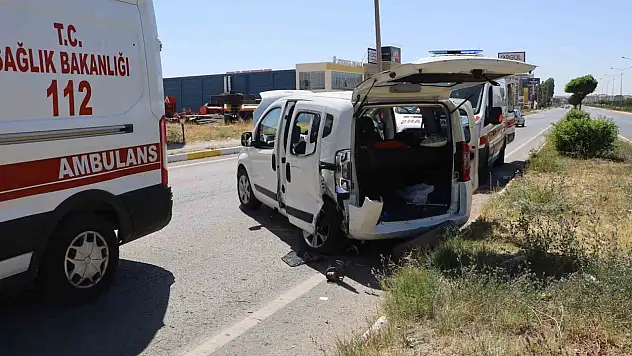 Sivas'ta ticari araç ile otomobil çarpıştı: 6 yaralı