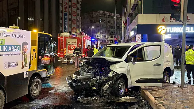 Kayseri'de hafif ticari araç ile otomobil çarpıştı!