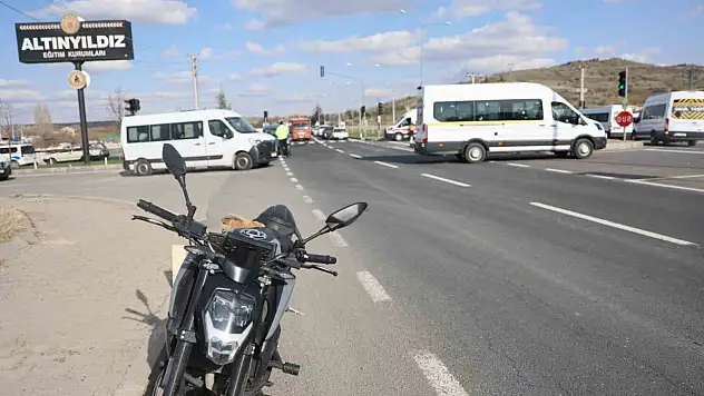 Hafif ticari araç kırmızı ışıkta bekleyen motosiklete çarptı!
