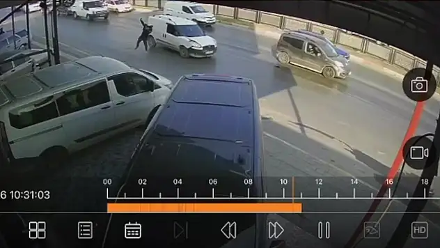 Hafif ticari araç yayaya çarptı!