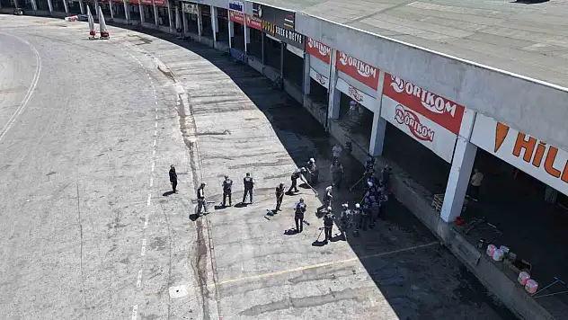 Kayseri Sebze ve Meyve Hali'nde köşe bucak temizlik yapıldı