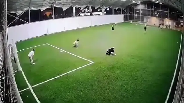 Halı sahada fenalaşan adam yaşamını yitirdi!