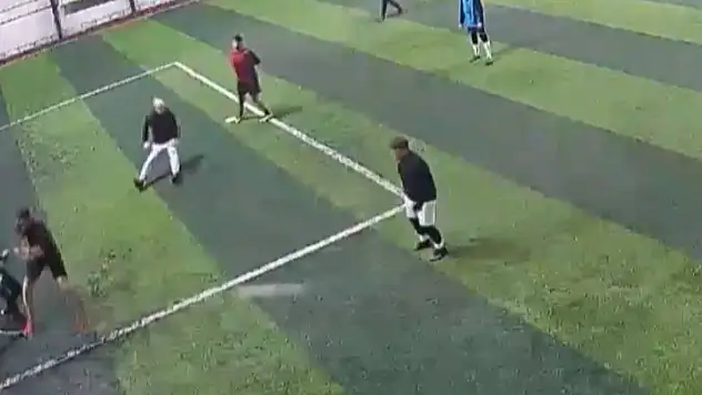 Talihsiz adam halı sahada yaşamını yitirdi.