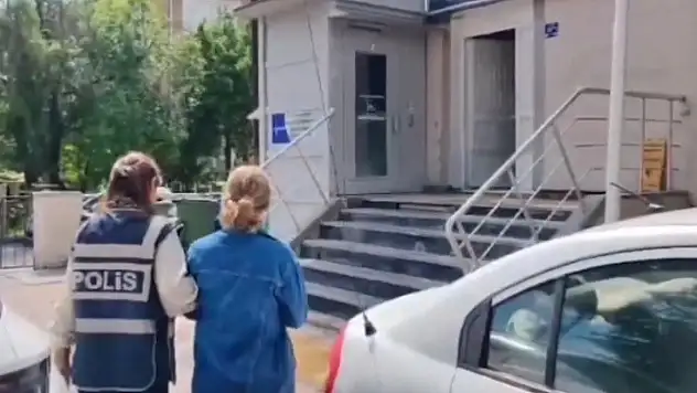 Kayseri'de otobüste düşen 50 bin TL'lik altın kolyeyi alan kadın gözaltına alındı
