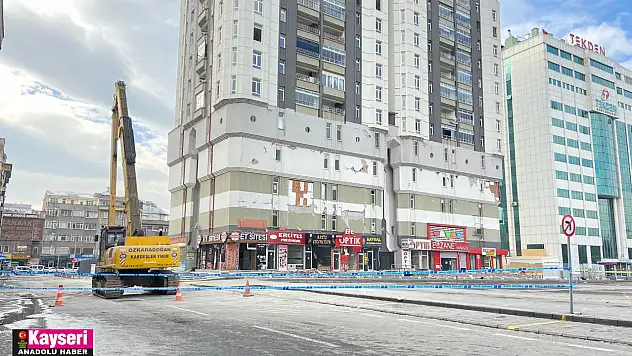 Hasarlı bina yarın yıkılıyor