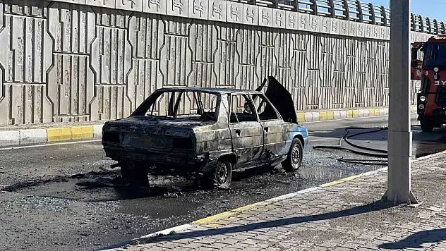 Hareket halindeki araç alev aldı! Dakikalar içerisinde küle döndü!