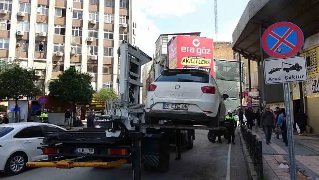 Adana'da hatalı park yapan 150 araca ceza yağdı