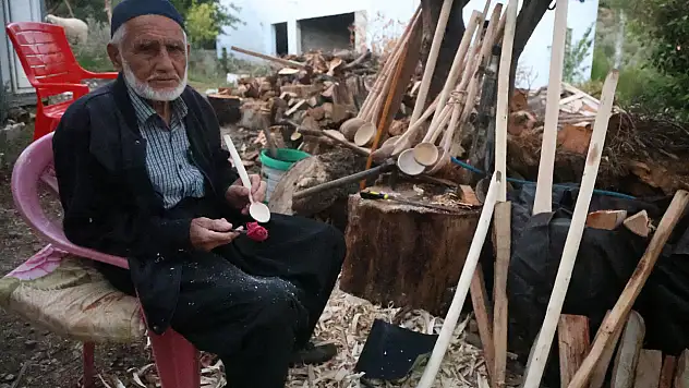 Hatay'da 85 yaşındaki usta, 70 yıldır ağaç dallarını kaşığa dönüştürüyor
