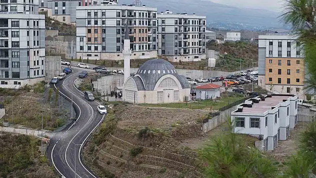 Depremden sonra inşa edilen 136'ncı cami ibadete açıldı