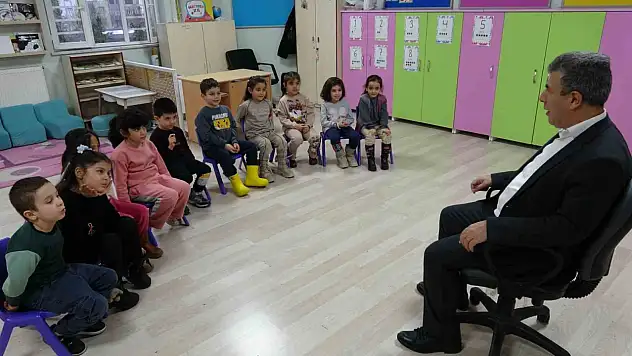 Görme engelli eşine hayatını adadı