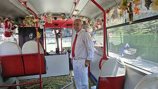 'Süslü' lakabıyla bilinen şoför, kendine has tarzı ve otobüsü ile dikkatleri üzerine çekiyor!