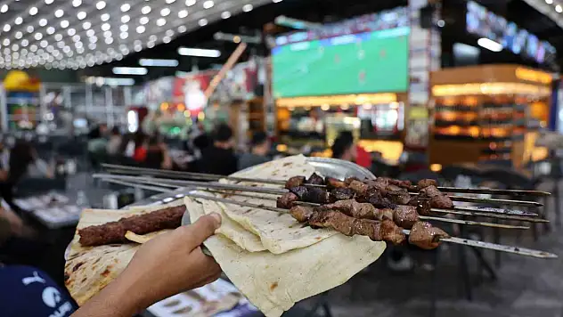 Adana'da milli maç heyecanı ciğer ve kebap eşliğinde yaşandı