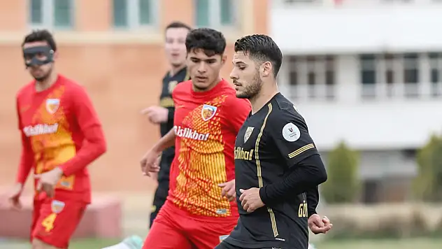 Herkes o futbolcuyu merak ediyor: Kayserispor'un maskeli futbolcusu kim?