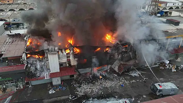 Adana'da hırdavat dükkanında çıkan yangını söndürme çalışmaları devam ediyor'