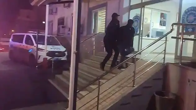 Hırsızlık suçundan aranan şahıs çalıntı motosikletle dolaşırken yakalandı!