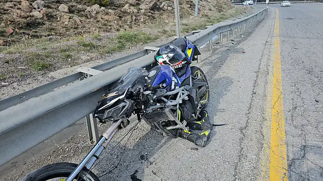 Hisarcık'ta motosiklet bariyere çarptı: 1 yaralı