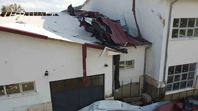 Rüzgar çatıyı uçurdu: Öğrenciler zor anlar yaşadı!