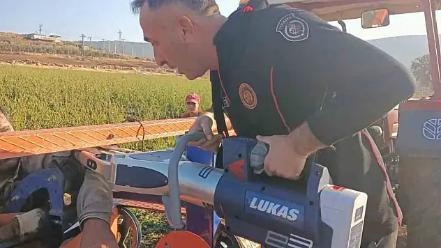 Hortum sarma makinesine kolu sıkıştı!