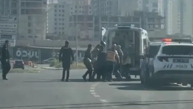 Hulusi Akar Bulvarı'nda aynı noktada bir kaza daha! Kurye hastaneye kaldırıldı!
