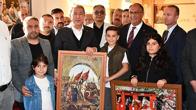 Hulusi Akar Tomarza'da bayramlaştı! Çocukların hediyesi programa damga vurdu