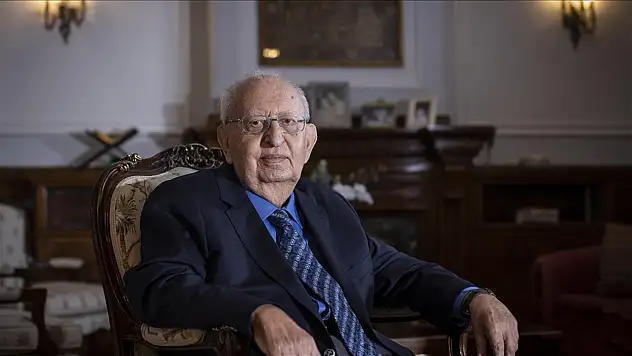 Hüsamettin Cindoruk hayatını kaybetti: Hüsamettin Cindoruk kimdir?