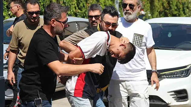Husumetlilerine ateş açtı, yoldan geçen başkasını öldürdü