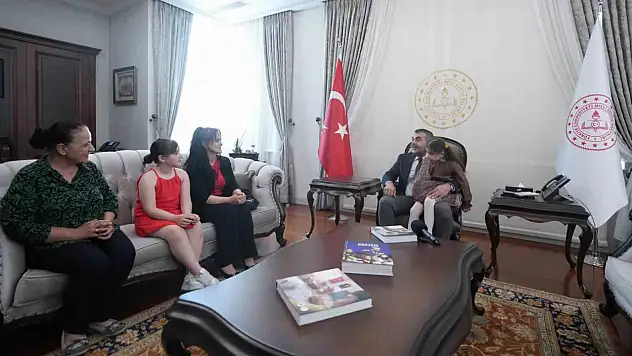 Görme engelli küçük müzisyen Nil, Milli Eğitim Bakanı Tekin'in ziyaret etti