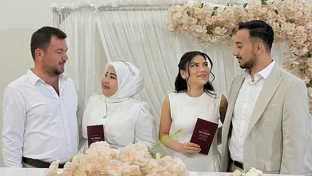 İki kardeş aynı gün evlenip, birbirlerine şahit oldular