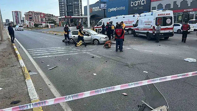 Sivas-Erzincan yolunda iki otomobil çarpıştı: Can kaybı var