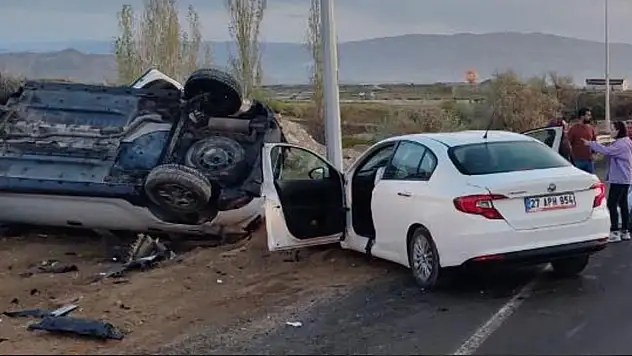 Feci kaza - İki otomobil kafa kafaya çarpıştı!