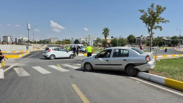 İki otomobilin çarpıştığı kazada 3 kişi yaralandı!