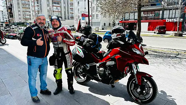 Hollanda'dan motosikletleriyle yola çıktılar - Umre dönüşü Sivas'a uğradılar!