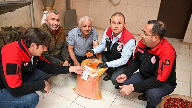 İl Müdürü bizzat inceledi: Kayseri'nin kırmızı altını için kurutma ve öğütme dönemi sürüyor!